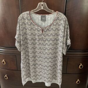 Lysse Black & White Chevron Short-Sleeve Tunic with Red Trim
